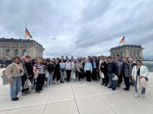 Schülerinnen und Schüler der Peter-Weiss Gesamtschule zu Gast bei Hubert Hüppe in Berlin